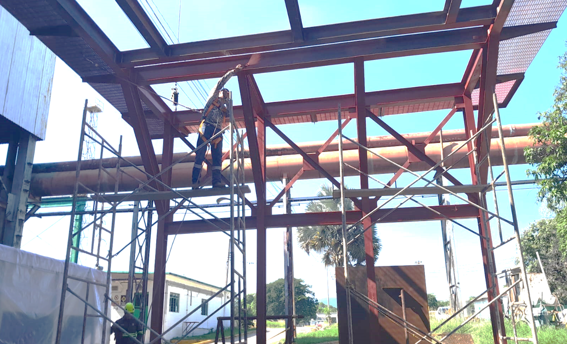 Construcción de estructura y montaje de planta pre tratadora de aguas residuales